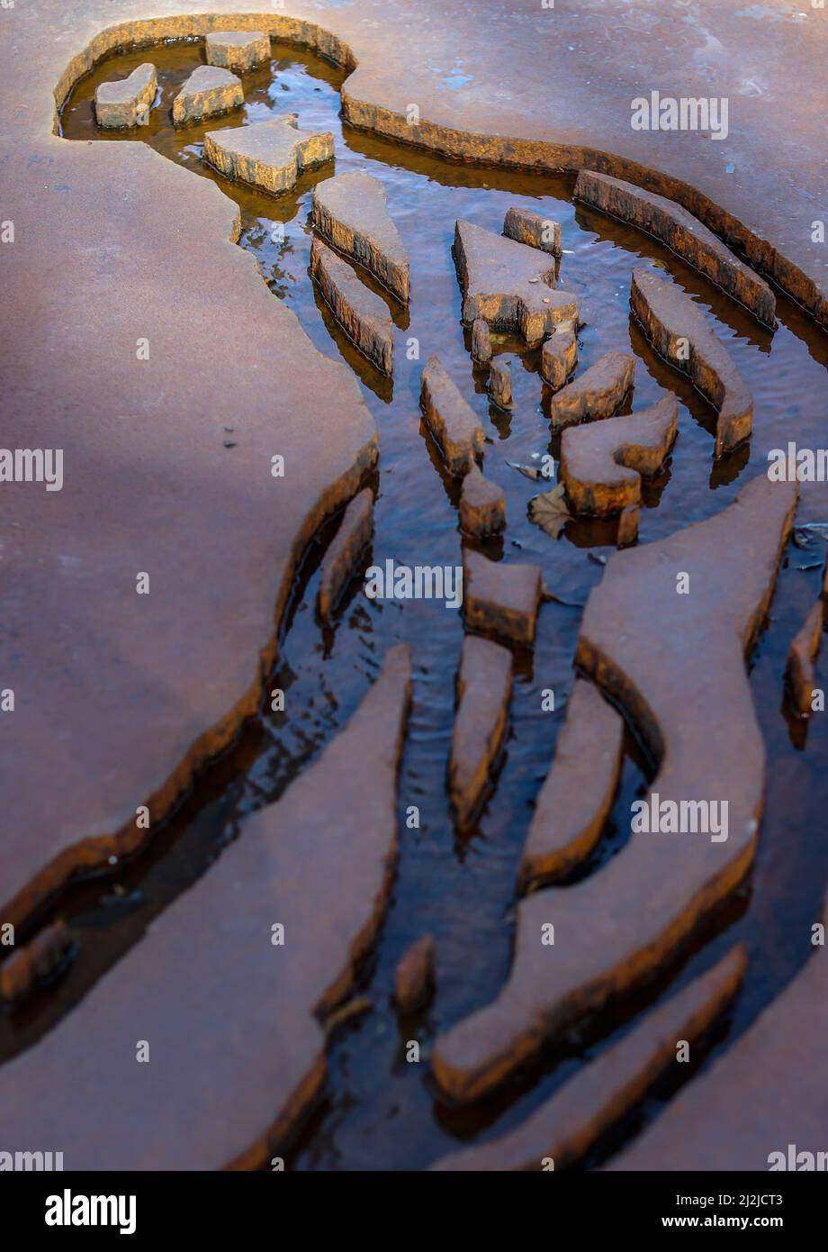 22. März 2022, Sachsen, Chemnitz: Vor dem Technischen Rathaus steht die Skulptur 'Relic of man' des Künstlers Michael Morgner. Morgner wird am 6. April 80 Jahre alt. Zu DDR-Zeiten kämpfte der Maler, Grafiker und Bildhauer für künstlerische Freiheit und lehnte den sozialistischen Realismus ab. Er war Mitglied der Gruppe 'Clara Mosch', die sich mit Tabuthemen wie Umweltschutz und Freiheitslosigkeit befass. Werke von ihm finden sich unter anderem im Sprengel Museum, in den Chemnitzer Kunstsammlungen, im Meissener Dom, in der Eremitage und in der National Gallery of Art in Washington. Foto: Stockfoto