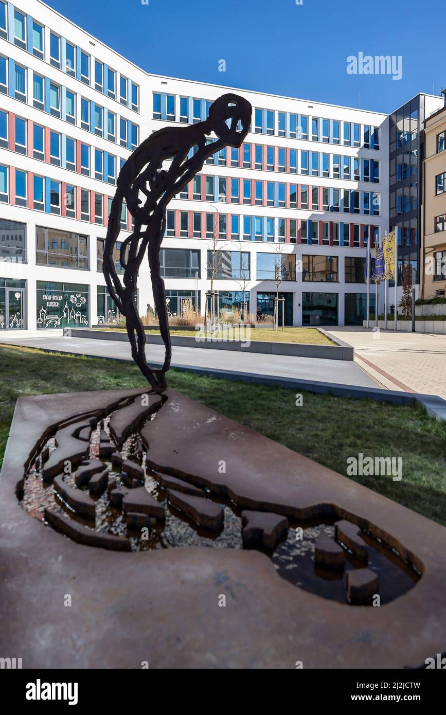 22. März 2022, Sachsen, Chemnitz: Vor dem Technischen Rathaus steht die Skulptur 'Relic of man' des Künstlers Michael Morgner. Morgner wird am 6. April 80 Jahre alt. Zu DDR-Zeiten kämpfte der Maler, Grafiker und Bildhauer für künstlerische Freiheit und lehnte den sozialistischen Realismus ab. Er war Mitglied der Gruppe 'Clara Mosch', die sich mit Tabuthemen wie Umweltschutz und Freiheitslosigkeit befass. Werke von ihm finden sich unter anderem im Sprengel Museum, in den Chemnitzer Kunstsammlungen, im Meissener Dom, in der Eremitage und in der National Gallery of Art in Washington. Foto: Stockfoto