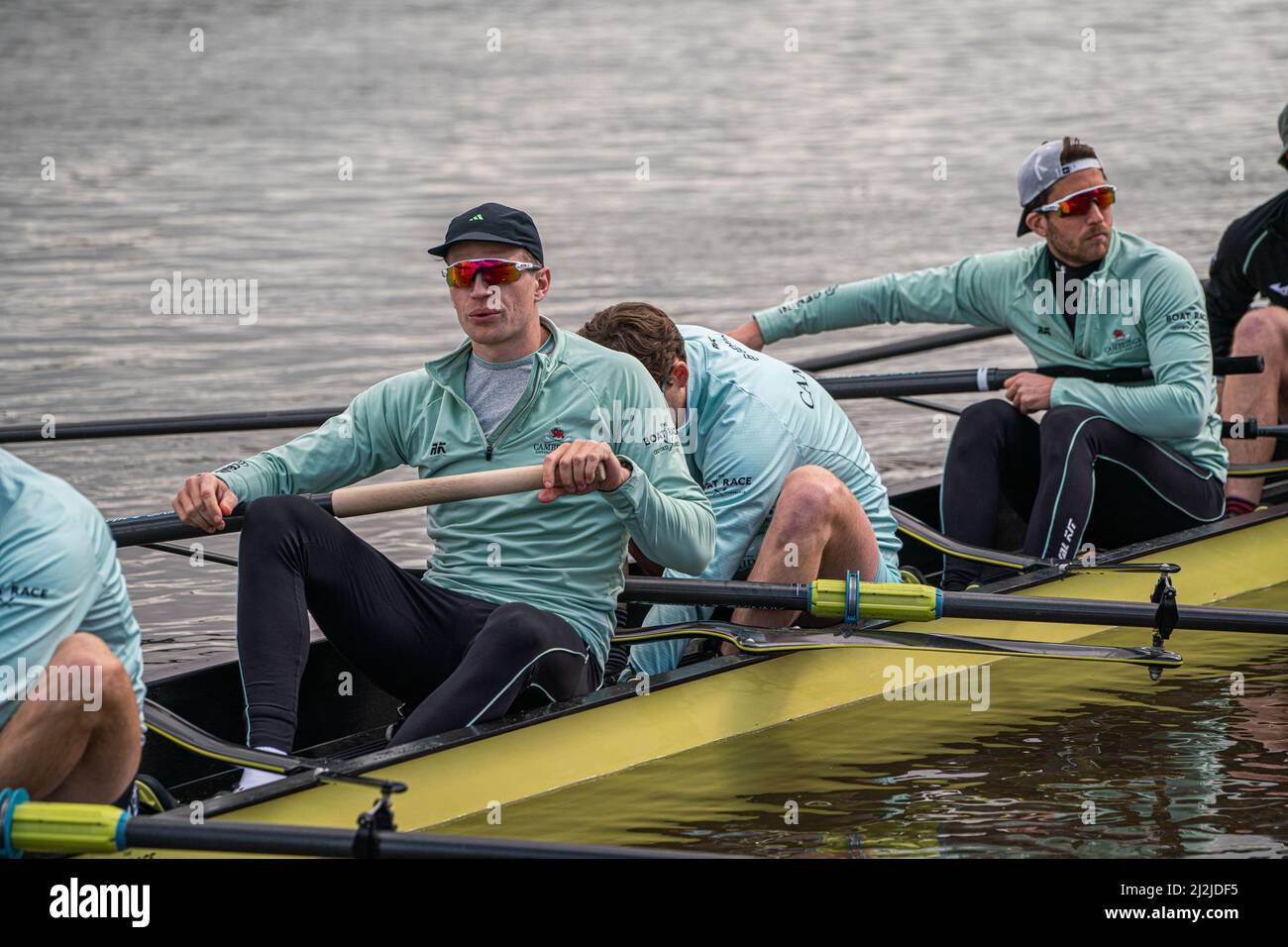 LONDON, GROSSBRITANNIEN. 2 April, 2022 . Die Männer-Crew der Cambridge University (blau) trainiert an einem hellen Morgen auf der Themse in Putney vor dem Boat Race, das am 3. April 2022 stattfinden wird. - Das University Boat Race 147. zwischen Mannschaften der Universitäten Oxford und Cambridge findet auf einer 4,2 Meilen langen Flutstrecke der Themse im Südwesten Londons von Putney bis Mortlake statt. Kredit: amer ghazzal/Alamy Live Nachrichten Stockfoto