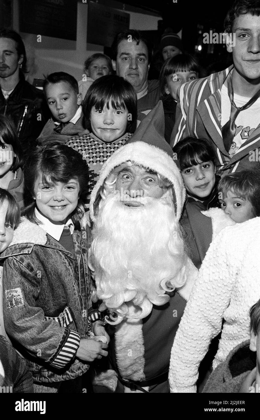 Geschenke für alle... Der Weihnachtsmann nahm sich von seinem geschäftigen Zeitplan Zeit, um in der Queensgate Market Hall einen unterhaltsamen Abend zu besuchen und Geschenke an Kinder zu geben. Die Kinderparty war Teil einer festlichen Nacht. Alle Händler trugen schickes Kleid und wurden von Kirklees Bürgermeister Clr John holt beurteilt. Bei einer Schatzsuche gab es besondere Preise. 15.. Dezember 1988. Stockfoto
