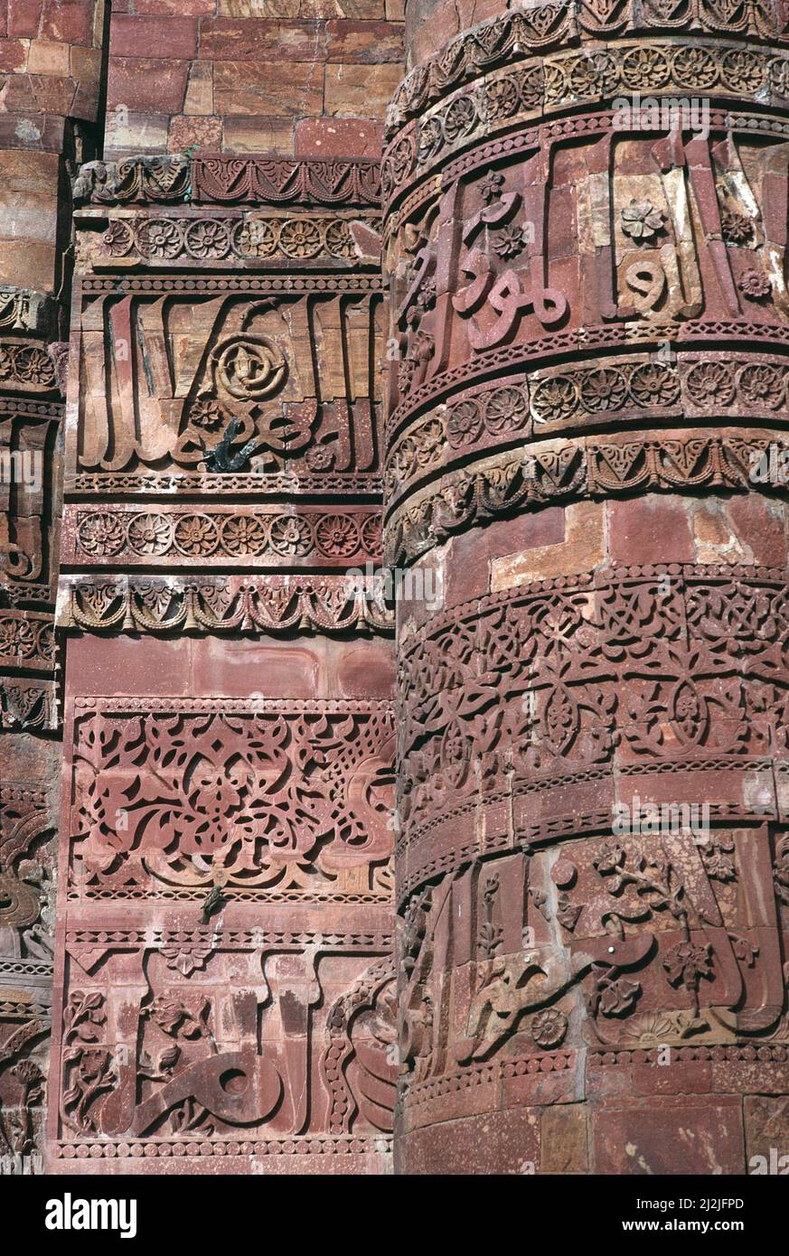 Indien. Delhi. Qutb Minar. Nahaufnahme der Steinschnitzerei. Stockfoto