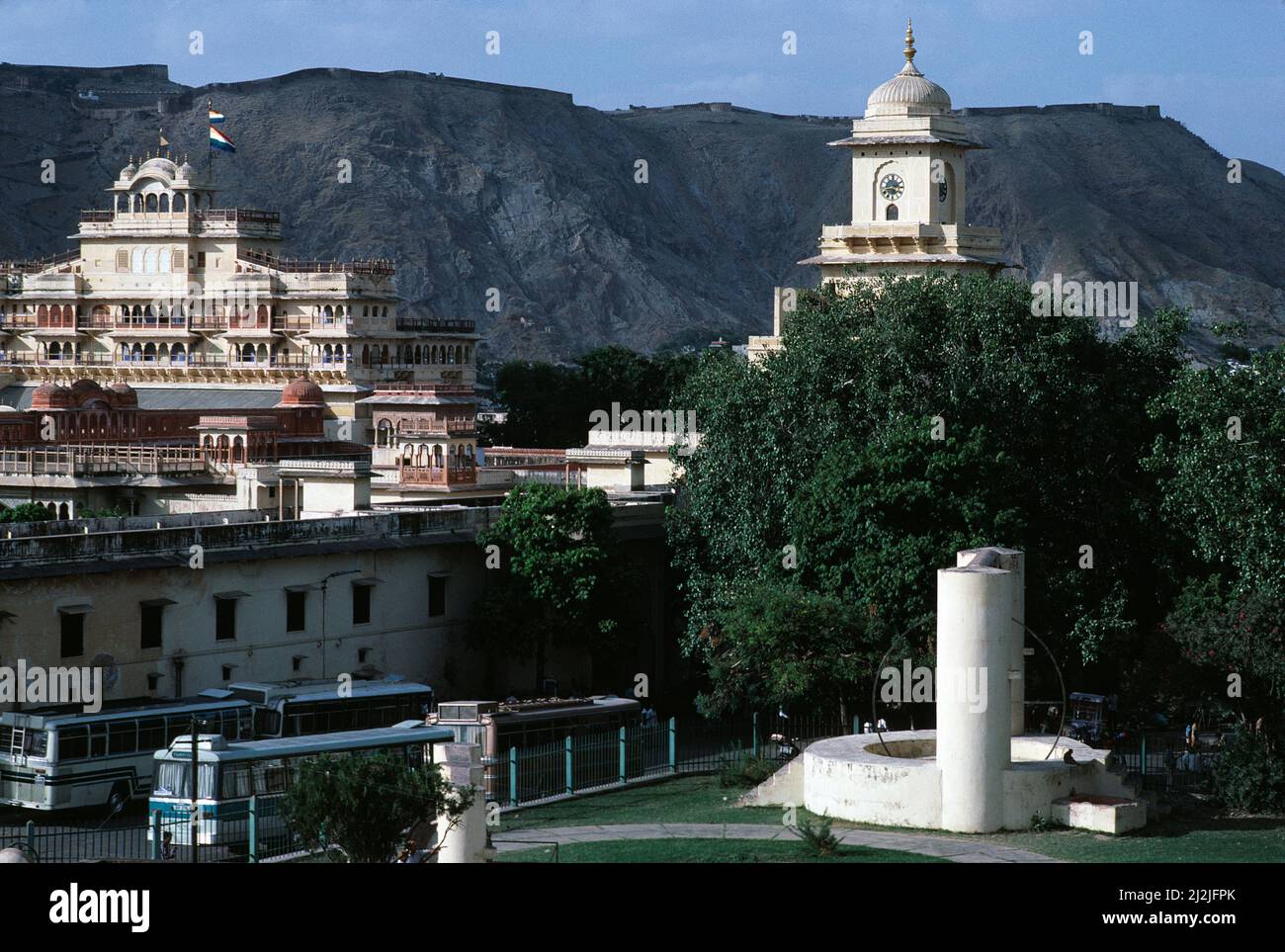 Indien. Rajasthan. Jaipur. Blick auf den Stadtpalast und die Befestigungsanlagen auf den Hügeln. Stockfoto