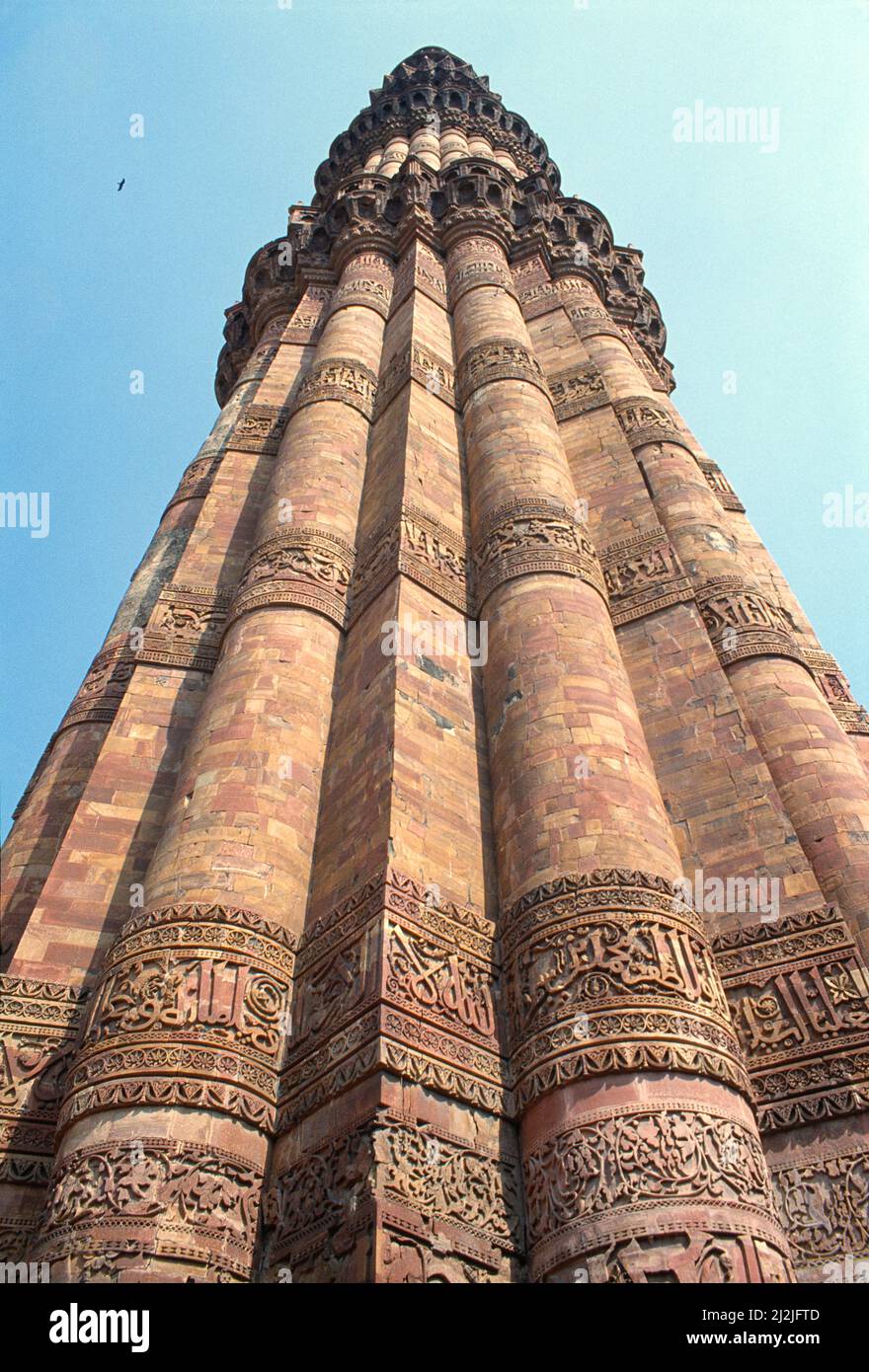 Indien. Delhi. Qutb Minar. Niedriger Aussichtspunkt, Nahaufnahme des geschnitzten Steinminars. Stockfoto
