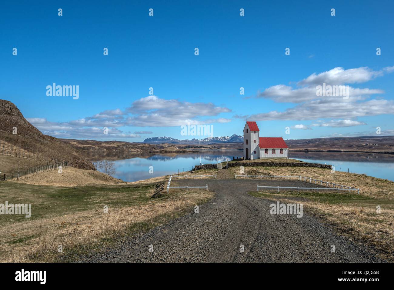 Kapelle mit rotem Dach am Thingvallavatn Lake, island Stockfoto