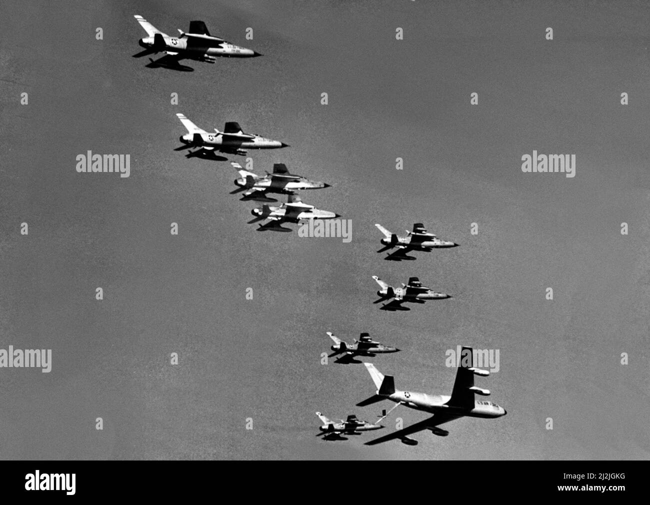 US Air Force Republic F-105D Thunderchiefs erhalten Treibstoff von einer Boeing KC-135A Stratotanker auf ihrem Weg zu Zielen in Nordvietnam, Dezember 1965 Stockfoto