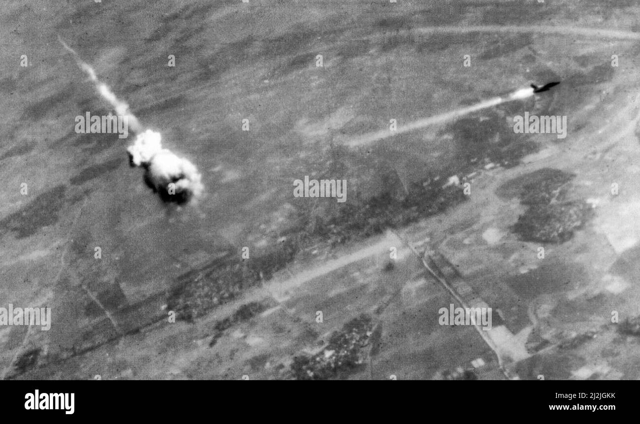 Ein US Air Force Republic F-105D-6-RE Thunderchief (s/n 60-0418, 34. TFS, 388. TFW), das Feuer und Rauch nach dem Abfangen durch eine SA-2-Rakete, etwa 23 km südlich von Hanoi, Vietnam, am 14. Februar 1968 hinterherhinkte. Die SA-2 traf tatsächlich kein Flugzeug – der Sprengkopf wurde durch einen Befehl des Tracking-Radars oder durch eine Näherungsschnur in der Rakete gezündet, als er sich dem Ziel näherte und tödliche Fragmente über ein weites Gebiet warf. Der Pilot, Robert Malcolm Elliot (1929-1968), wurde getötet. Sein Körper wurde erst 1998 wieder gesund. 14. Februar 1968 Stockfoto