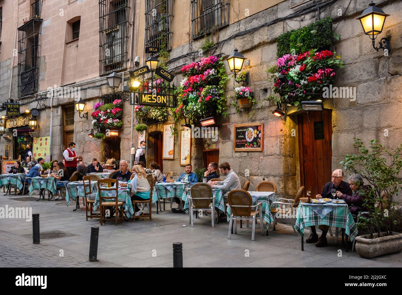 Speisen im Freien in den Restaurants auf der Cava de San Miguel in Madrid, Spanien. Stockfoto