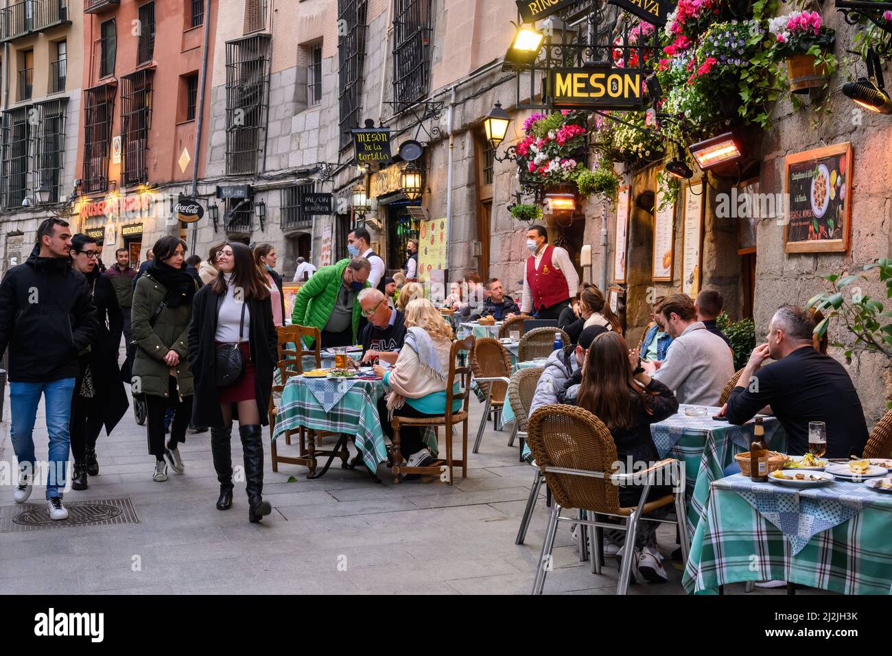 Speisen im Freien in den Restaurants auf der Cava de San Miguel in Madrid, Spanien. Stockfoto