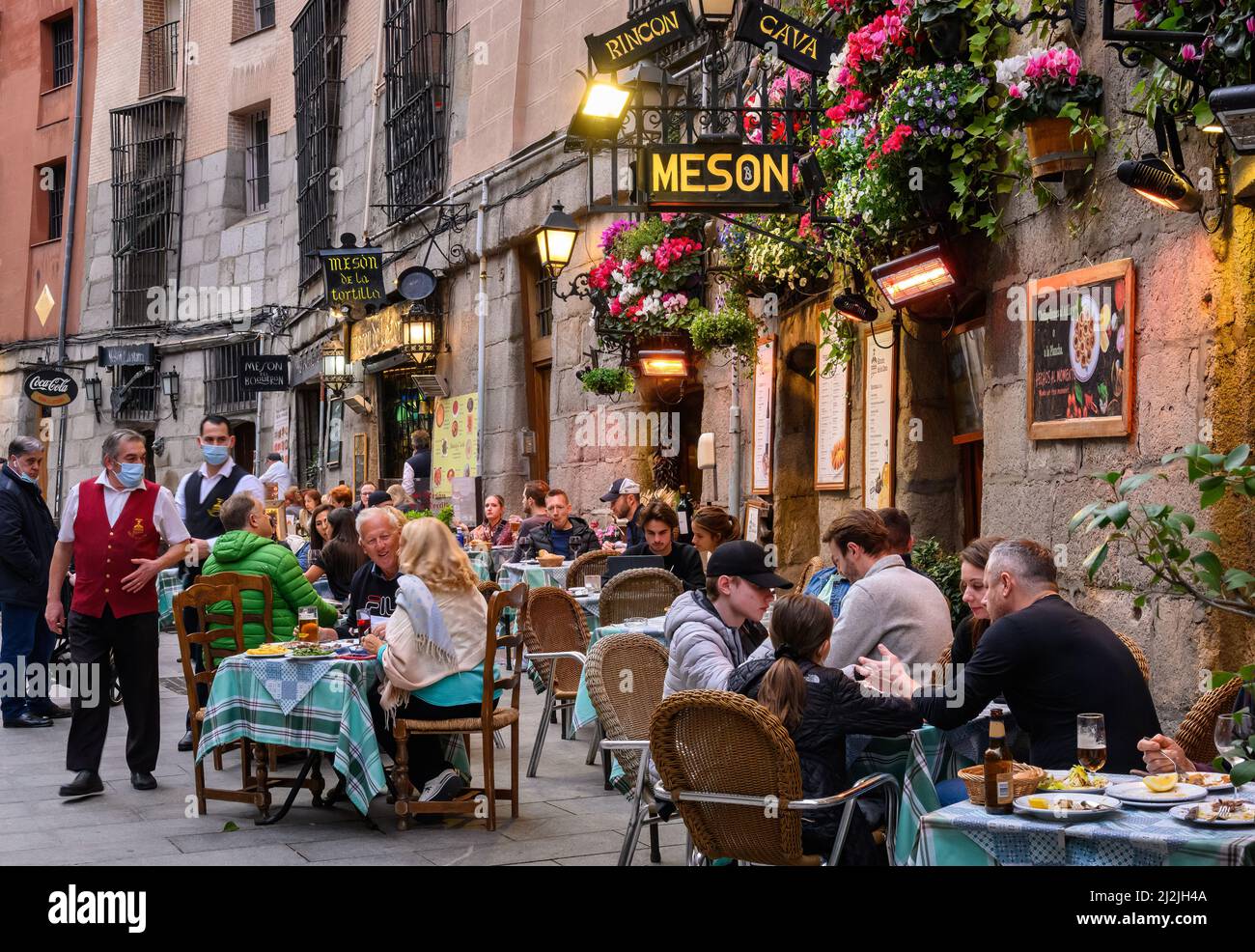 Speisen im Freien in den Restaurants auf der Cava de San Miguel in Madrid, Spanien. Stockfoto