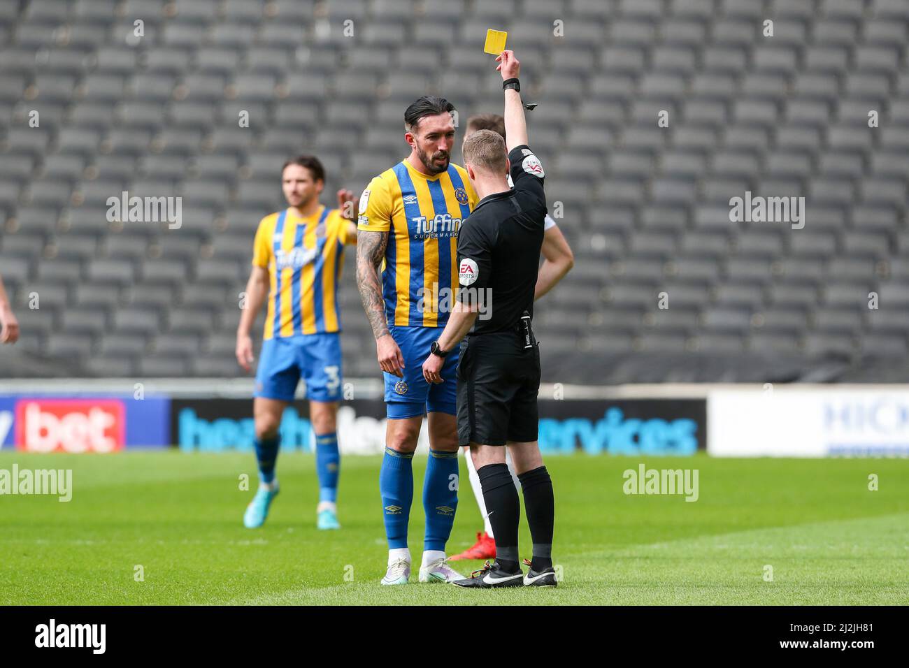 MILTON KEYNES, GROSSBRITANNIEN. APRIL 2ND. Schiedsrichter Martin Coy zeigt Ryan Bowman von Shrewsbury Town während der ersten Hälfte des Sky Bet League 1-Spiels zwischen MK Dons und Shrewsbury Town im Stadium MK, Milton Keynes am Samstag, den 2.. April 2022, eine gelbe Karte. (Kredit: John Cripps | MI Nachrichten) Kredit: MI Nachrichten & Sport /Alamy Live Nachrichten Stockfoto