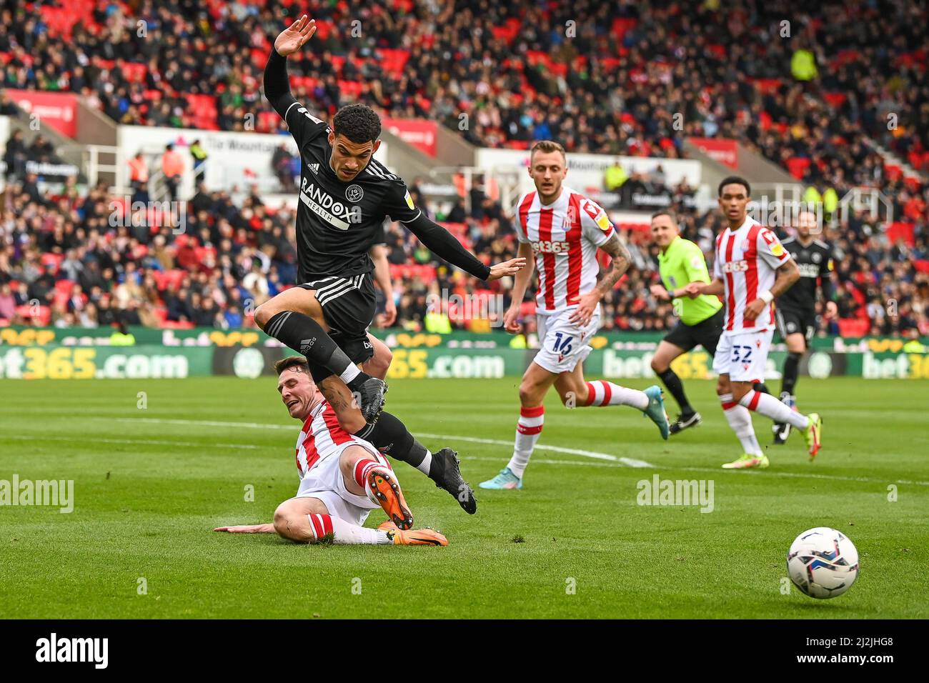 Morgan Gibbs-White #27 von Sheffield United wird von Jordan Thompson #15 von Stoke City in Angriff genommen Stockfoto