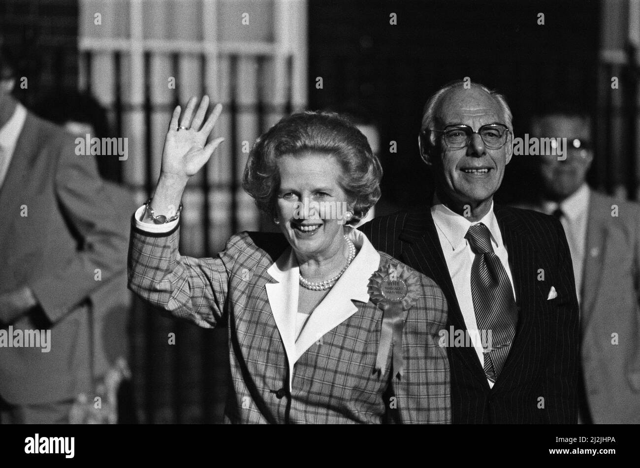 Premierministerin Margaret Thatcher, ihr Ehemann Denis Thatcher feiern den Gewinn einer dritten Amtszeit in der Regierung für die Konservative Partei außerhalb der Downing Street 10. 12. Juni 1987. Stockfoto