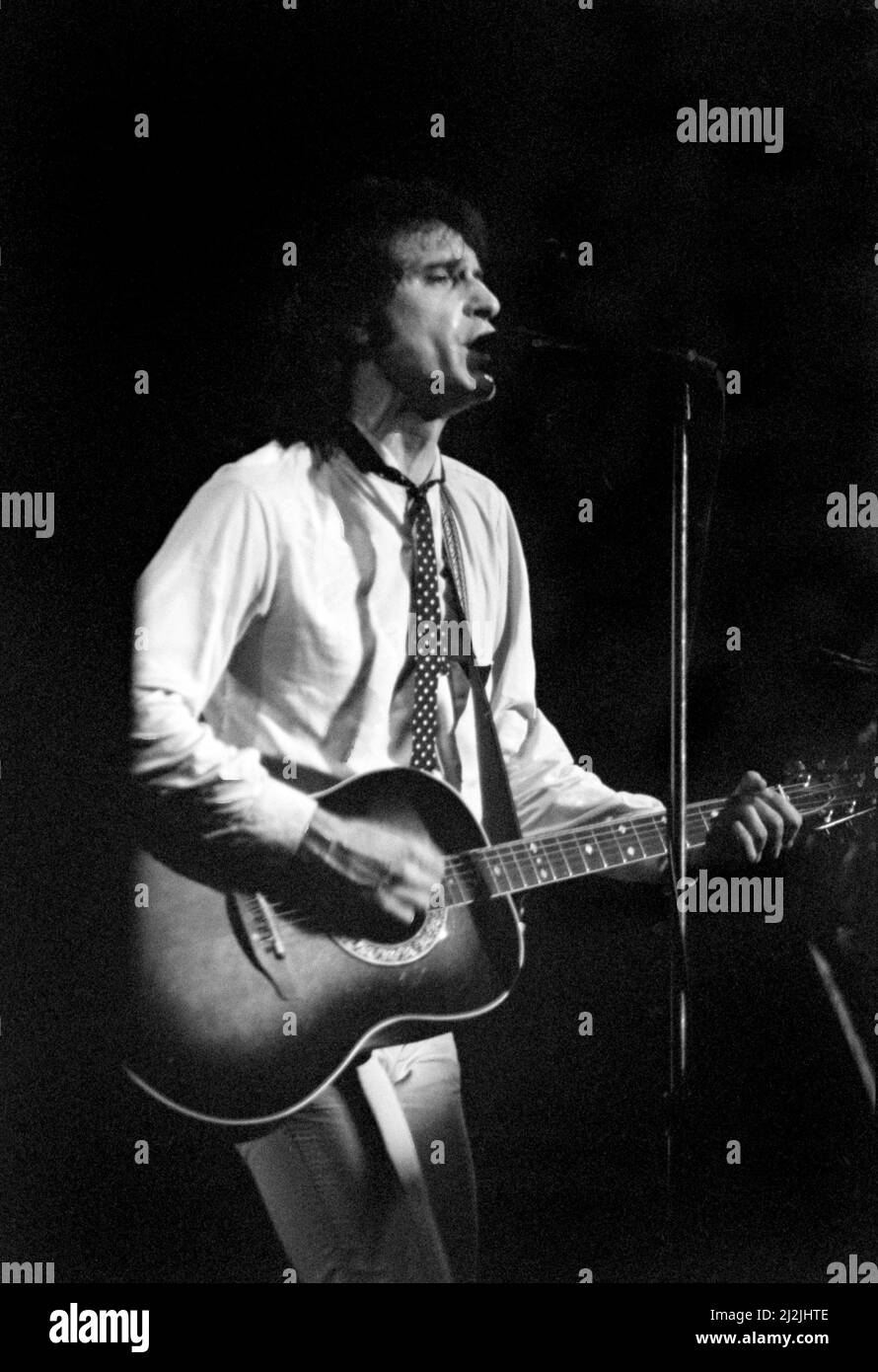 Der englische Musiker Ray Davies tritt am 22. Dezember 1982 mit den Kinks am Lyceum Theatre, London, England, auf. Stockfoto