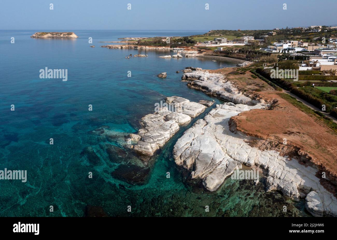 Luftaufnahme der Kalksteinformationen an der Küste von Sea Caves, Peyia, Paphos, Zypern. Stockfoto