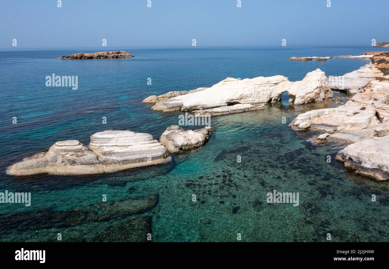 Luftaufnahme der Kalksteinformationen an der Küste von Sea Caves, Peyia, Paphos, Zypern. Stockfoto