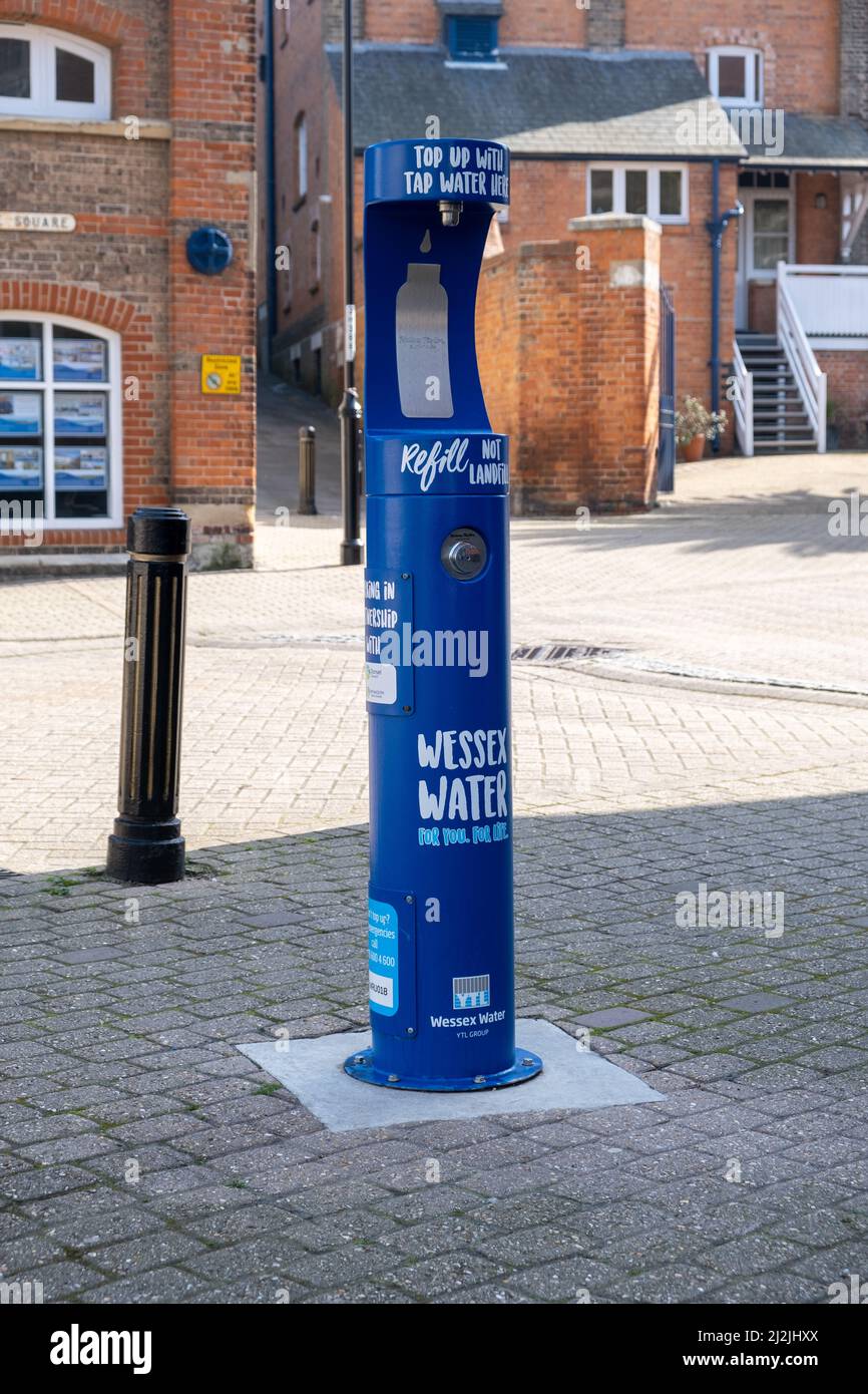 Ein Wessex Wasserbrunnen zum Nachfüllen von wiederverwendbaren Flaschen. Weymouth, Dorset, Großbritannien (Mar22) Stockfoto