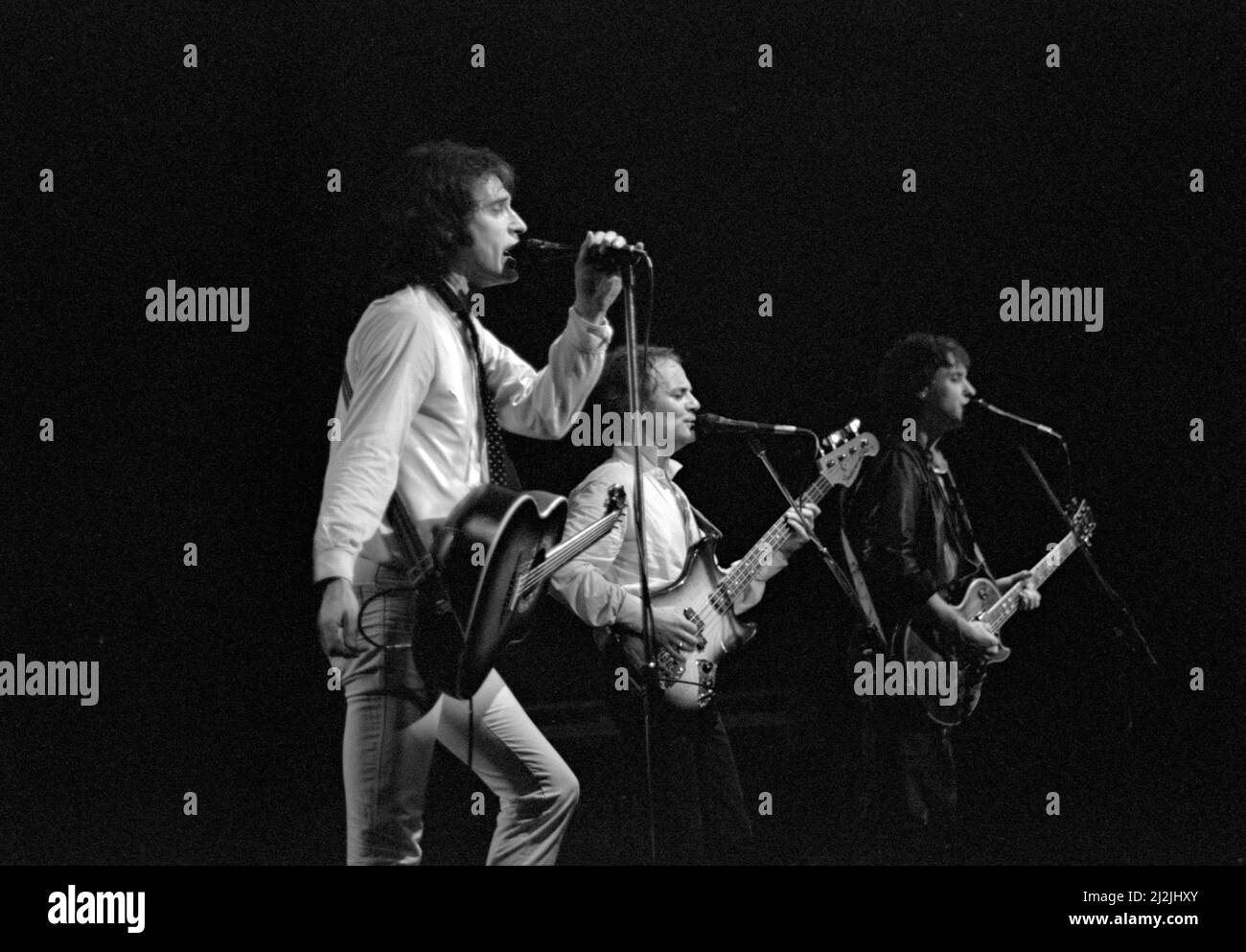 Die englischen Musiker Ray Davies, Jim Rodford und Dave Davies treten am 22. Dezember 1982 als Teil der Kinks im Lyceum Theatre, London, England auf. Stockfoto