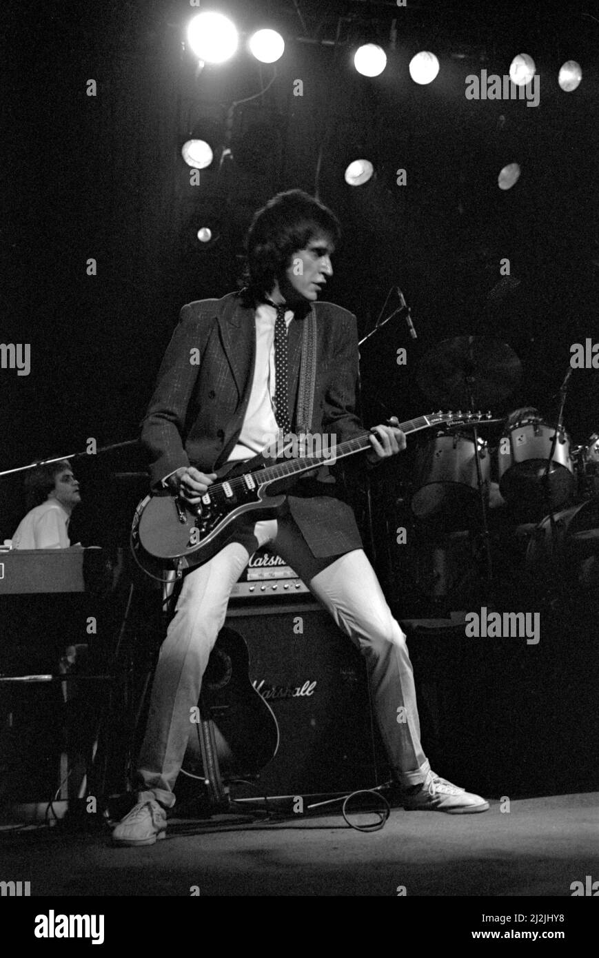 Der englische Musiker Ray Davies tritt am 22. Dezember 1982 mit den Kinks am Lyceum Theatre, London, England, auf. Stockfoto
