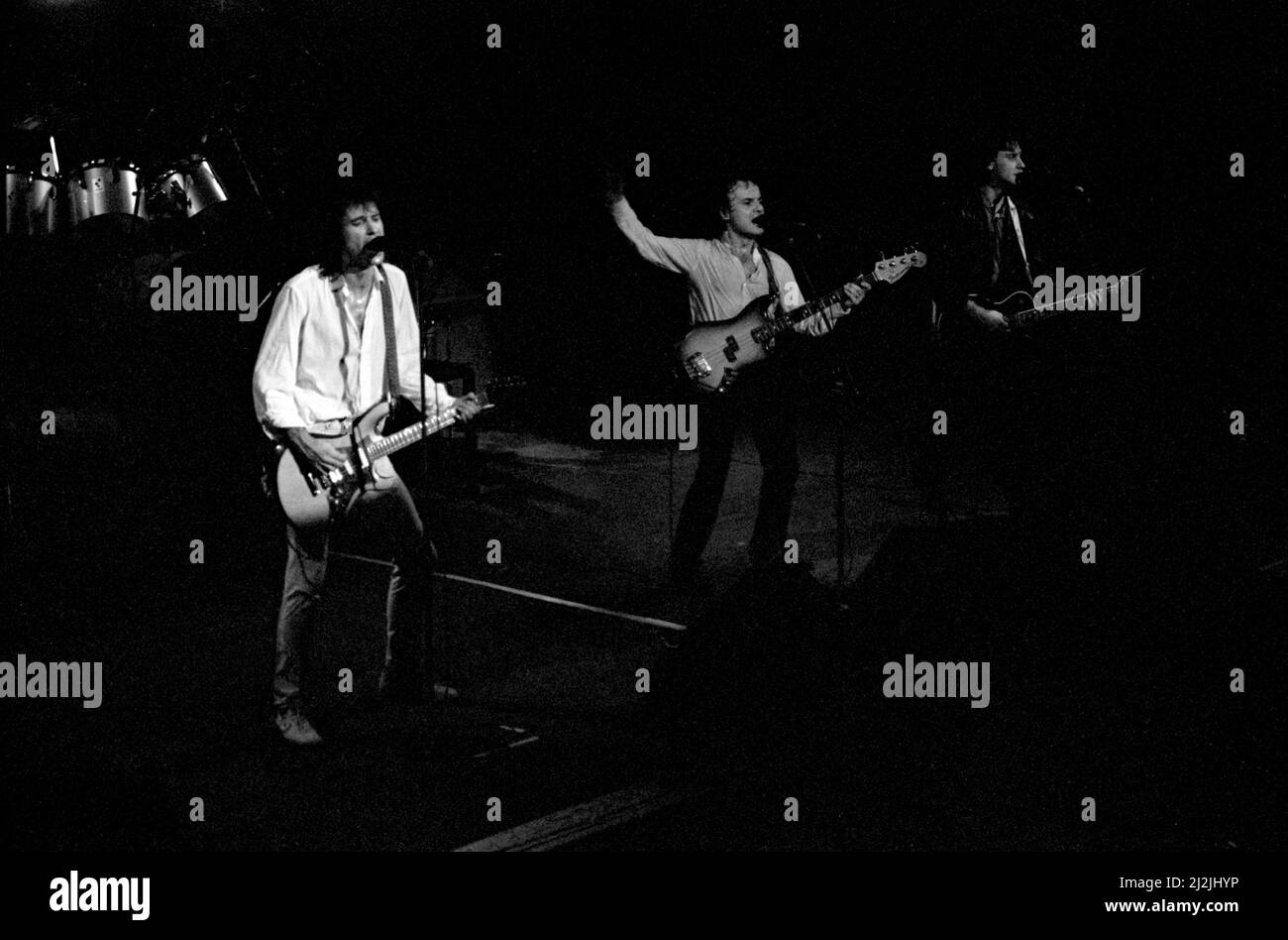 Die englischen Musiker Ray Davies, Jim Rodford und Dave Davies treten am 22. Dezember 1982 als Teil der Kinks im Lyceum Theatre, London, England auf. Stockfoto