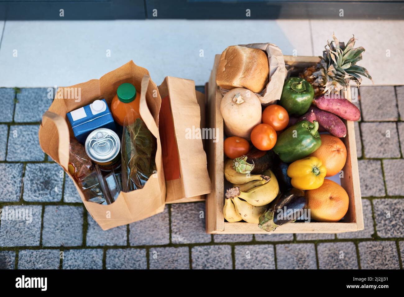 Wir liefern, damit Sie zu Hause sicher bleiben können. Aufnahme von Lebensmitteln, die an die Tür eines Kunden geliefert wurden. Stockfoto