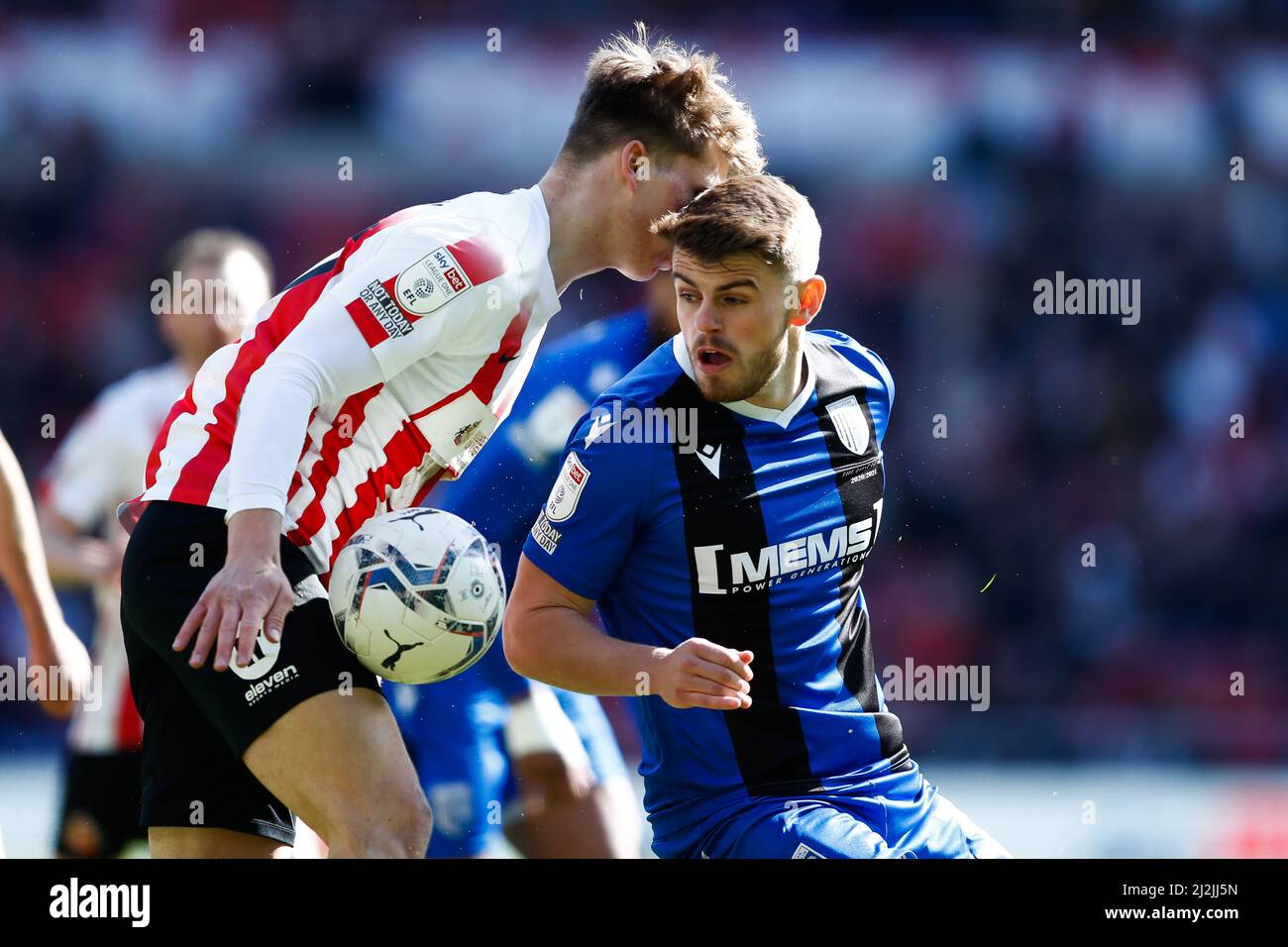 Charlie Kelman von Gillingham und Jack Clarke von Sunderland in Aktion während des Sky Bet League One-Spiels im Stadium of Light, Sunderland. Bilddatum: Samstag, 2. April 2022. Stockfoto