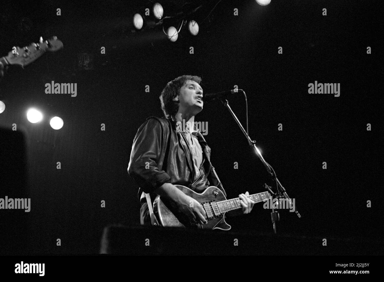 Der englische Musiker Dave Davies tritt am 22. Dezember 1982 mit den Kinks am Lyceum Theatre, London, England auf. Stockfoto