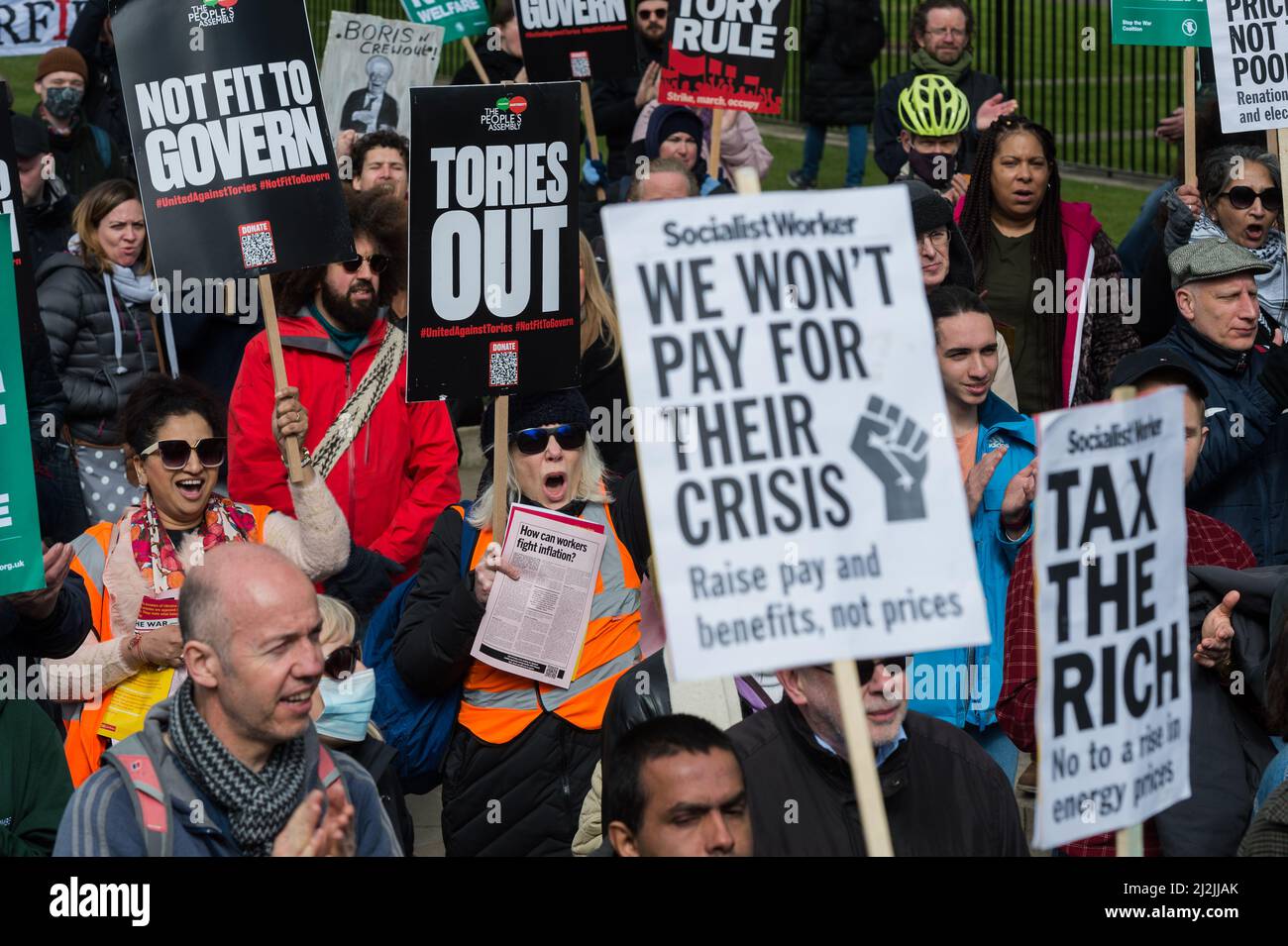 London, Großbritannien. 2.. April 2022. Demonstranten protestieren vor der Downing Street gegen steigende Stromrechnungen der Haushalte und inflationsgetriebene Preisanstiege bei stagnierenden Löhnen, die die Regierung auffordern, Maßnahmen zur Bewältigung der Lebenshaltungskosten zu ergreifen. Seit April stehen die Haushalte in ganz Großbritannien vor einem erheblichen Druck auf ihre Budgets, da die Energiepreisgrenze aufgrund der globalen Kraftstoff- und Energiekrise um 54 % gestiegen ist und der Beitrag der National Insurace um 1,25 % gestiegen ist, kombiniert mit hohen Inflationsraten, die die Preise für alltägliche Gegenstände in die Höhe treiben. Quelle: Wiktor Szymanowicz/Alamy Live News Stockfoto