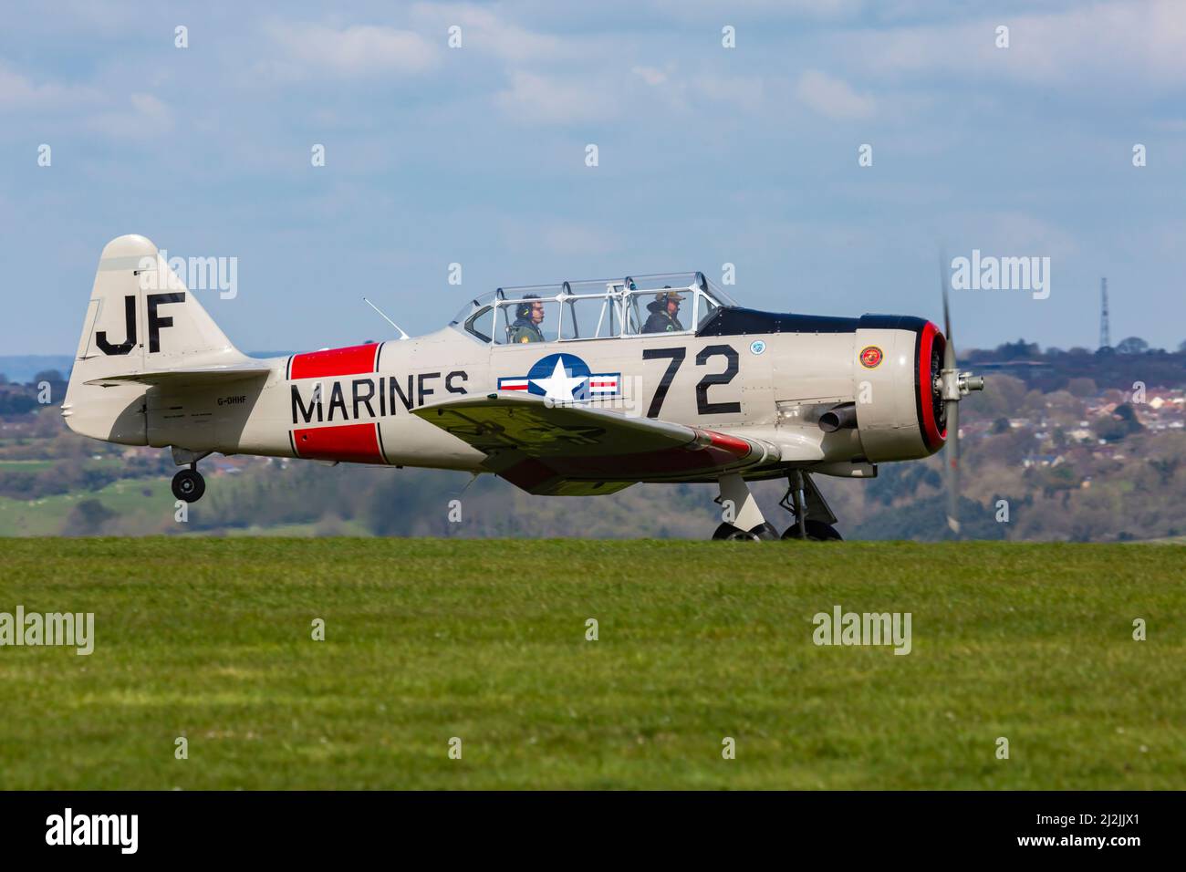 Compton Abbas, Dorset, Großbritannien. 2.. April 2022. Wetter in Großbritannien: Leichte Flugzeuge, darunter auch Vintage-Flugzeuge, steigen an einem sonnigen, aber kühlen Tag auf dem Compton Abbas Airfield in Dorset in den Himmel. Harvard Warbird. Quelle: Carolyn Jenkins/Alamy Live News Stockfoto