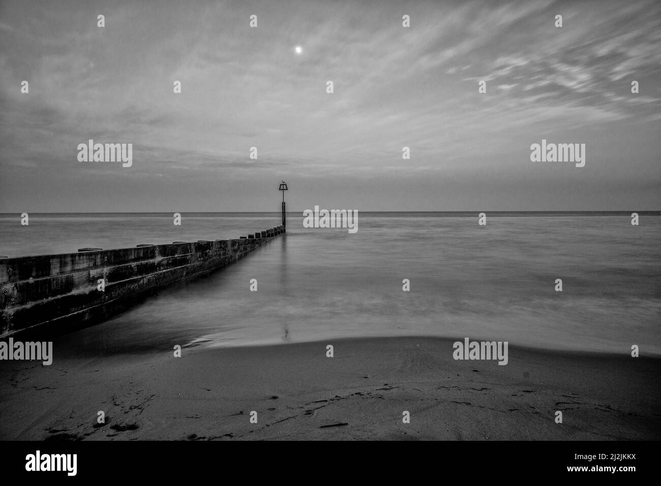 Schwarz-Weiß-Langzeitaufnahme von Bournemouth Beach Stockfoto