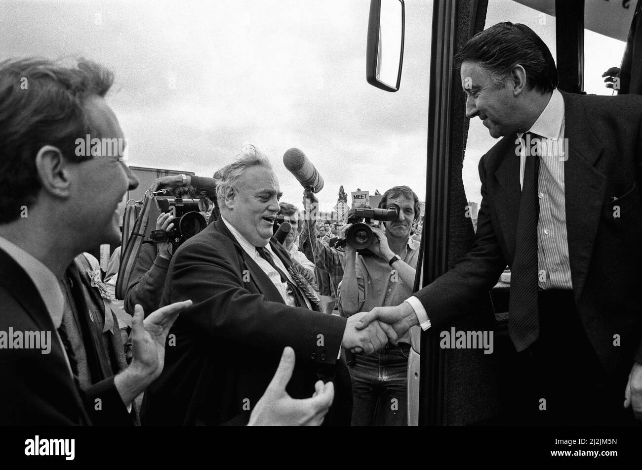 Cyril Smith begrüßt den liberalen Führer David Steel, als der SDP-Kampfbus der Liberalen Allianz während der Parlamentswahlen 1987 in Rochdale eintrifft. 31. Mai 1987 Stockfoto