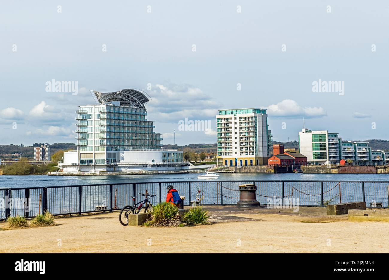Cardiff Bay mit modernem Hotel und modernen Apartmentblocks an einem sonnigen Apriltag Stockfoto