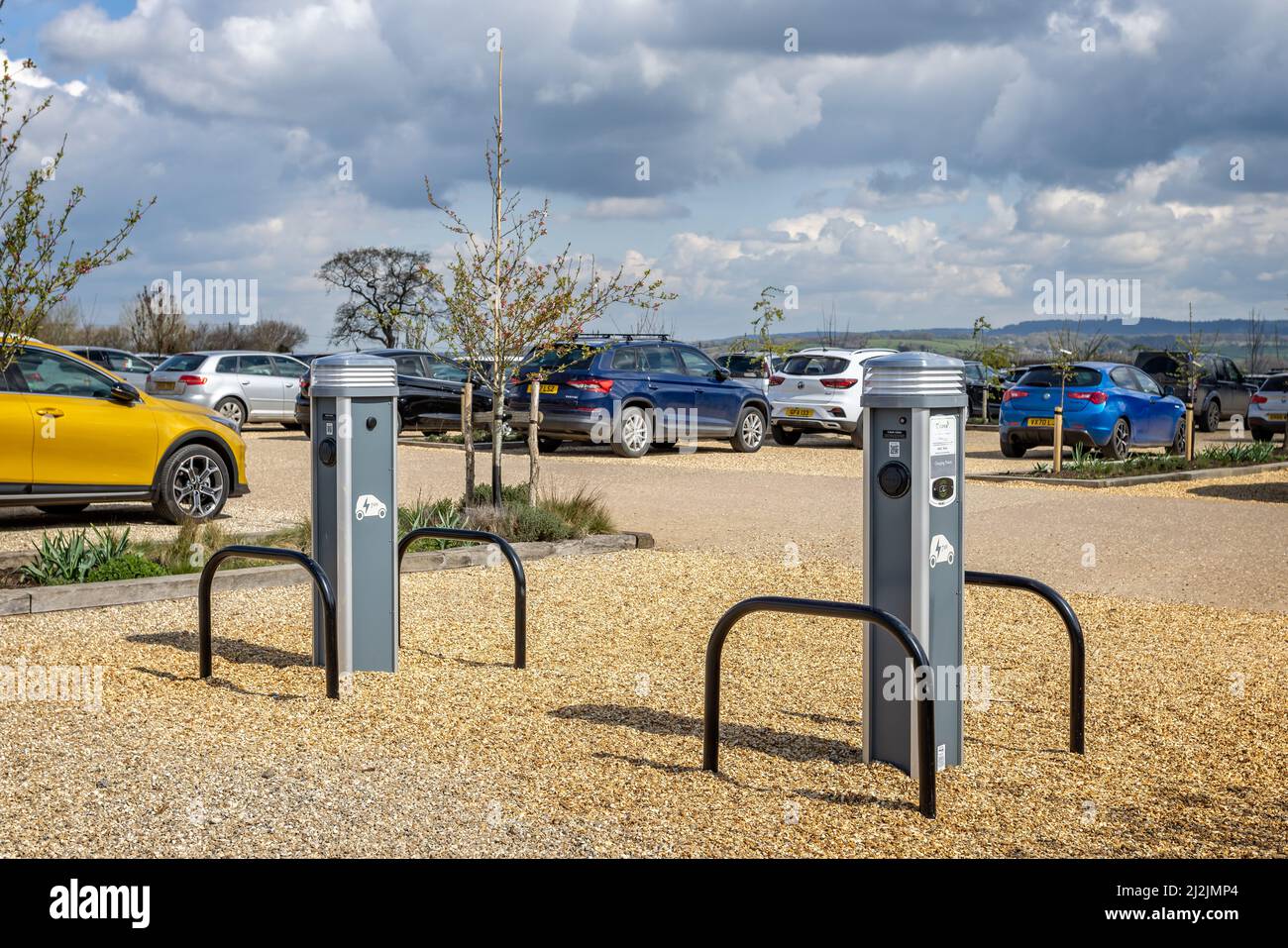 Ladestationen für Elektroautos auf dem Parkplatz bei Newt, Somerset, Großbritannien, am 2. April 2022 Stockfoto