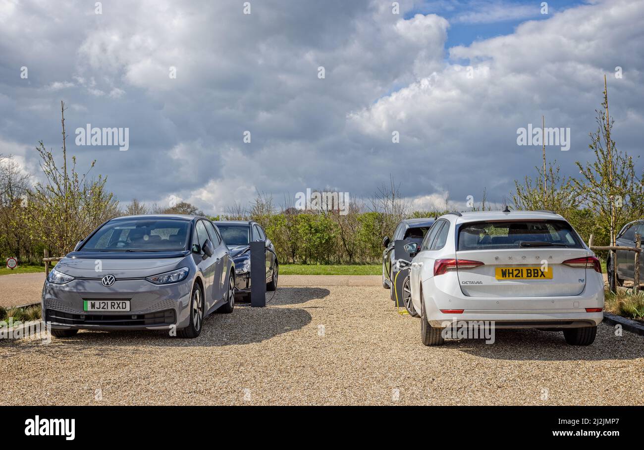 Autos laden am 2. April 2022 an den Ladestationen für Elektroautos auf dem Parkplatz des Newt, Somerset, Großbritannien Stockfoto