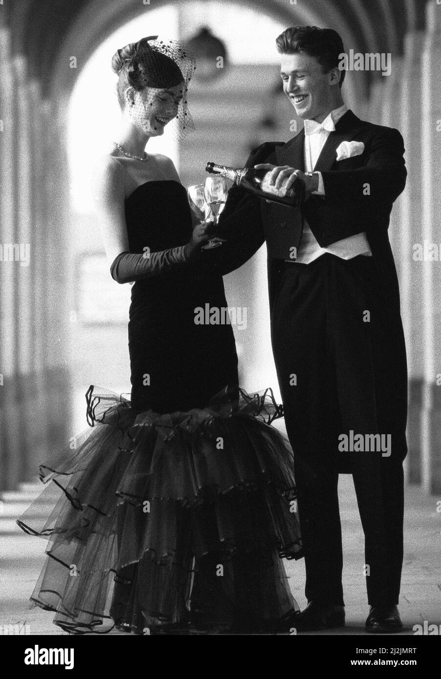 Zwei Darlinge des deb-Sets geben einen Toast auf die Mode, als sie sich auf eine Nacht voller Ballkleider und Sekt auf der Charity Berkeley Dress Show vorbereiteten.Victoria Sykes und Adam Parson wurden von 21other hellen jungen Dingen begleitet, die im Savoy Lancaster Ballroom Kleidung modellierten. Alle Einnahmen aus der Veranstaltung wurden an den NSPCC gespendet. 13.. April 1987 Stockfoto