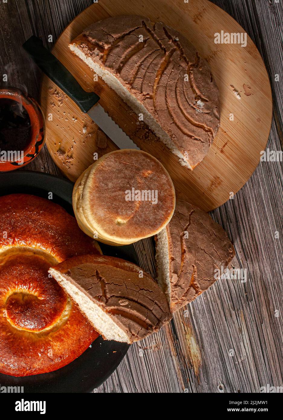 Konzept von mexikanischem süßem Brot, das in Oaxaca auf einem rustikalen Holztisch hergestellt wird Stockfoto