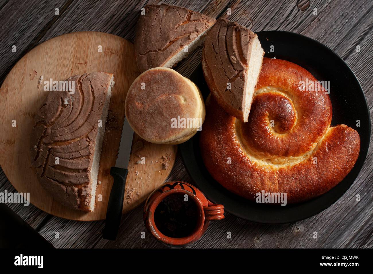 Konzept von mexikanischem süßem Brot, das in Oaxaca auf einem rustikalen Holztisch hergestellt wird Stockfoto