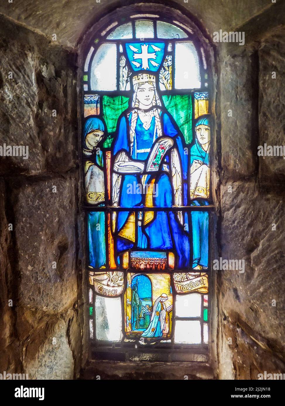 Ein 1922 Buntglasfenster von Douglas Strachan, das St. Margaret, Königin von Schottland, in der St. Margaret's Chapel im Edinburgh Castle darstellt. Stockfoto