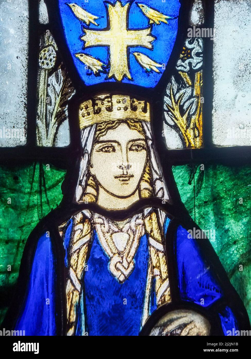 Ein 1922 Buntglasfenster von Douglas Strachan, das St. Margaret, Königin von Schottland, in der St. Margaret's Chapel im Edinburgh Castle darstellt. Stockfoto