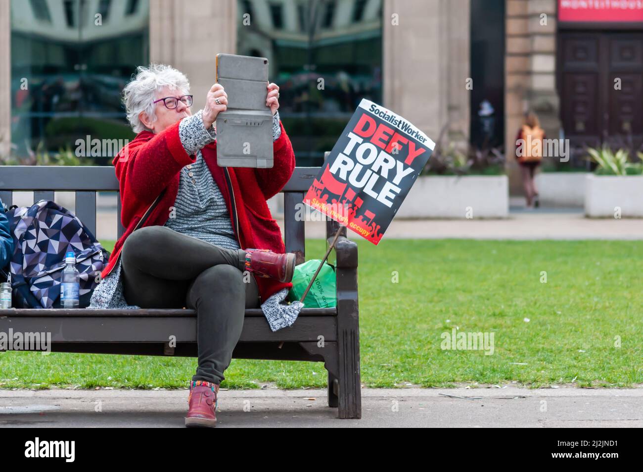 Glasgow, Schottland, Großbritannien. 2.. April 2022. Aktivisten versammeln sich auf dem George Square, um gegen die steigenden Lebenshaltungskosten zu protestieren. Kredit: Skully/Alamy Live Nachrichten Stockfoto