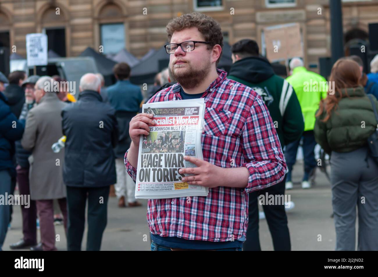 Glasgow, Schottland, Großbritannien. 2.. April 2022. Aktivisten versammeln sich auf dem George Square, um gegen die steigenden Lebenshaltungskosten zu protestieren. Kredit: Skully/Alamy Live Nachrichten Stockfoto