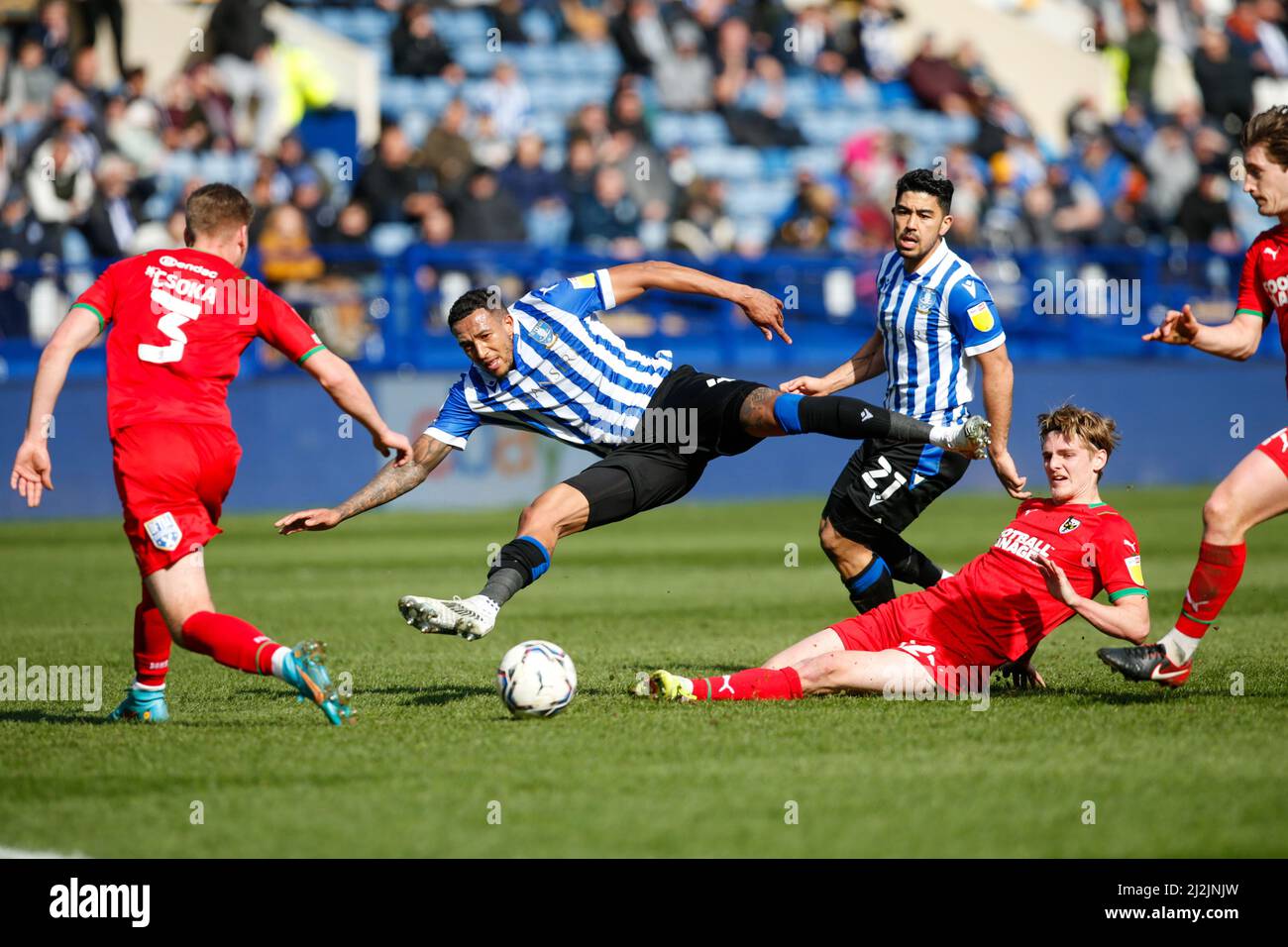 Jack Rudoni #12 von AFC Wimbledon fordert Nathaniel Mendez-Liang #41 von Sheffield Mittwoch in Sheffield, Großbritannien am 4/2/2022. (Foto von Ben Early/News Images/Sipa USA) Stockfoto