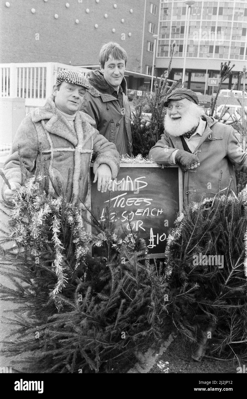 Von links nach rechts David Jason als Del Boy, Nichola Lyndhurst als Rodney und Buster Merryfield als Onkel Albert von „Only Fools and Horses“ mit Weihnachtsbäumen vor dem BBC Television Center. 7.. Dezember 1987. Stockfoto