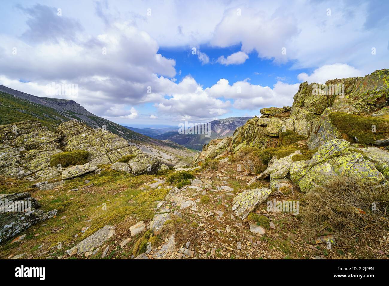 Felsige Berglandschaft an einem bewölkten Tag mit toller Aussicht. Stockfoto