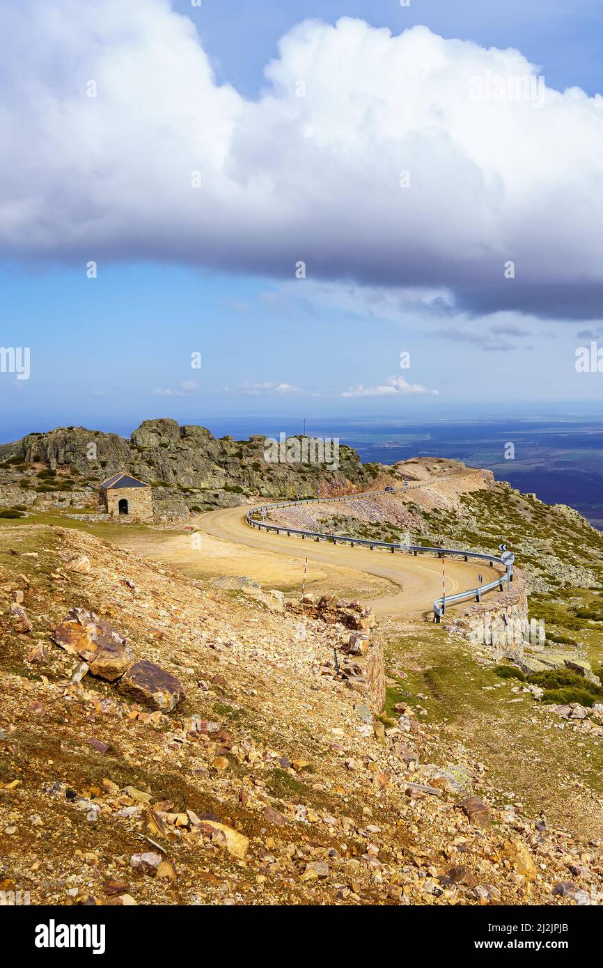 Hohe Bergstraße, die Kurven macht, um zum Gipfel zu klettern. Stockfoto