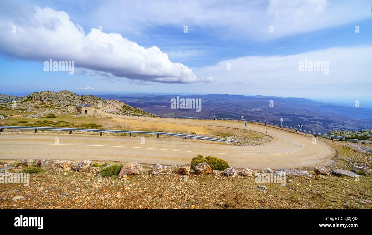 Hohe Bergstraße, die Kurven macht, um zum Gipfel zu klettern. Stockfoto