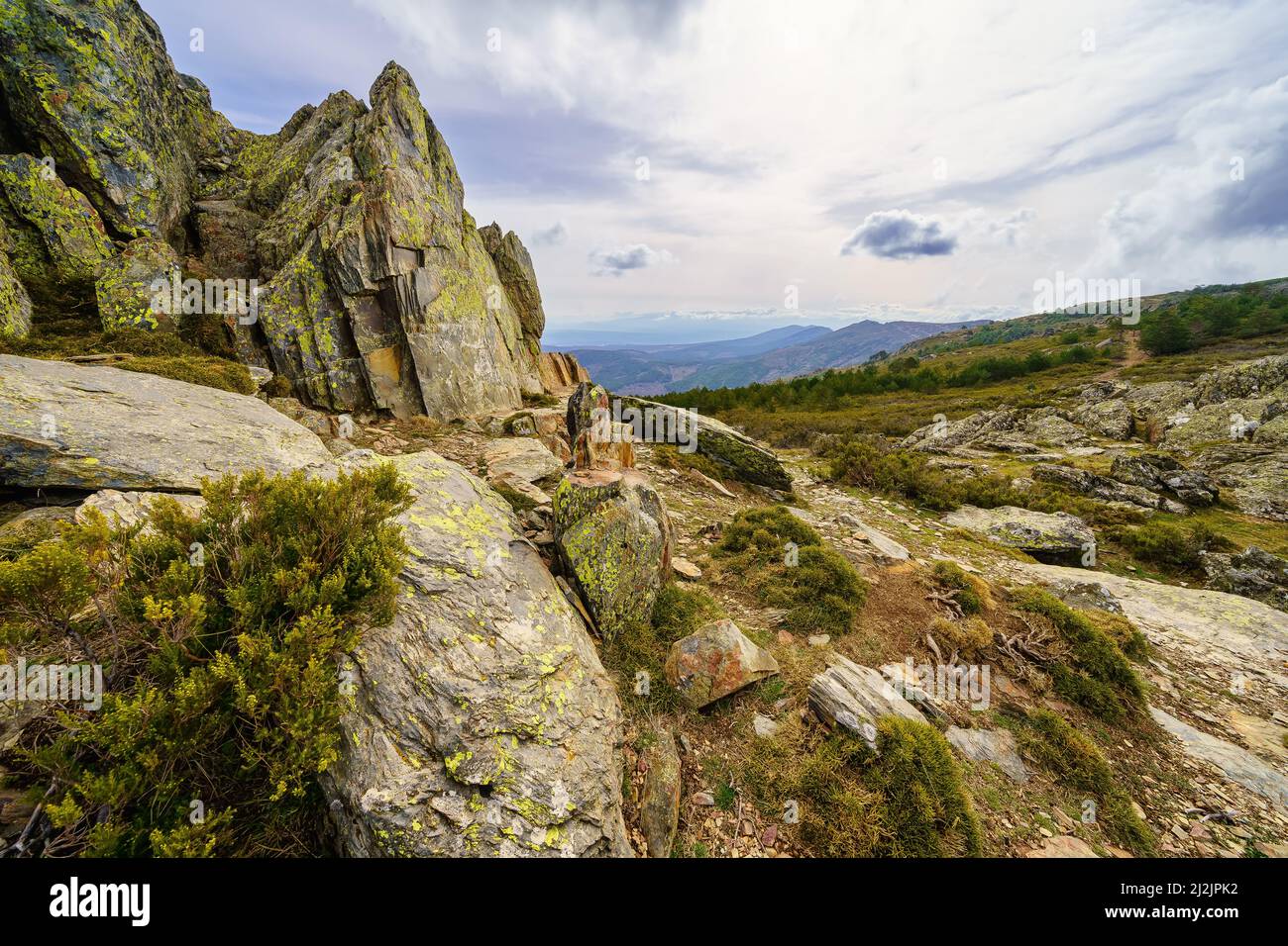 Felsige Berglandschaft mit großen Wolken und Weg zum Gipfel. Stockfoto