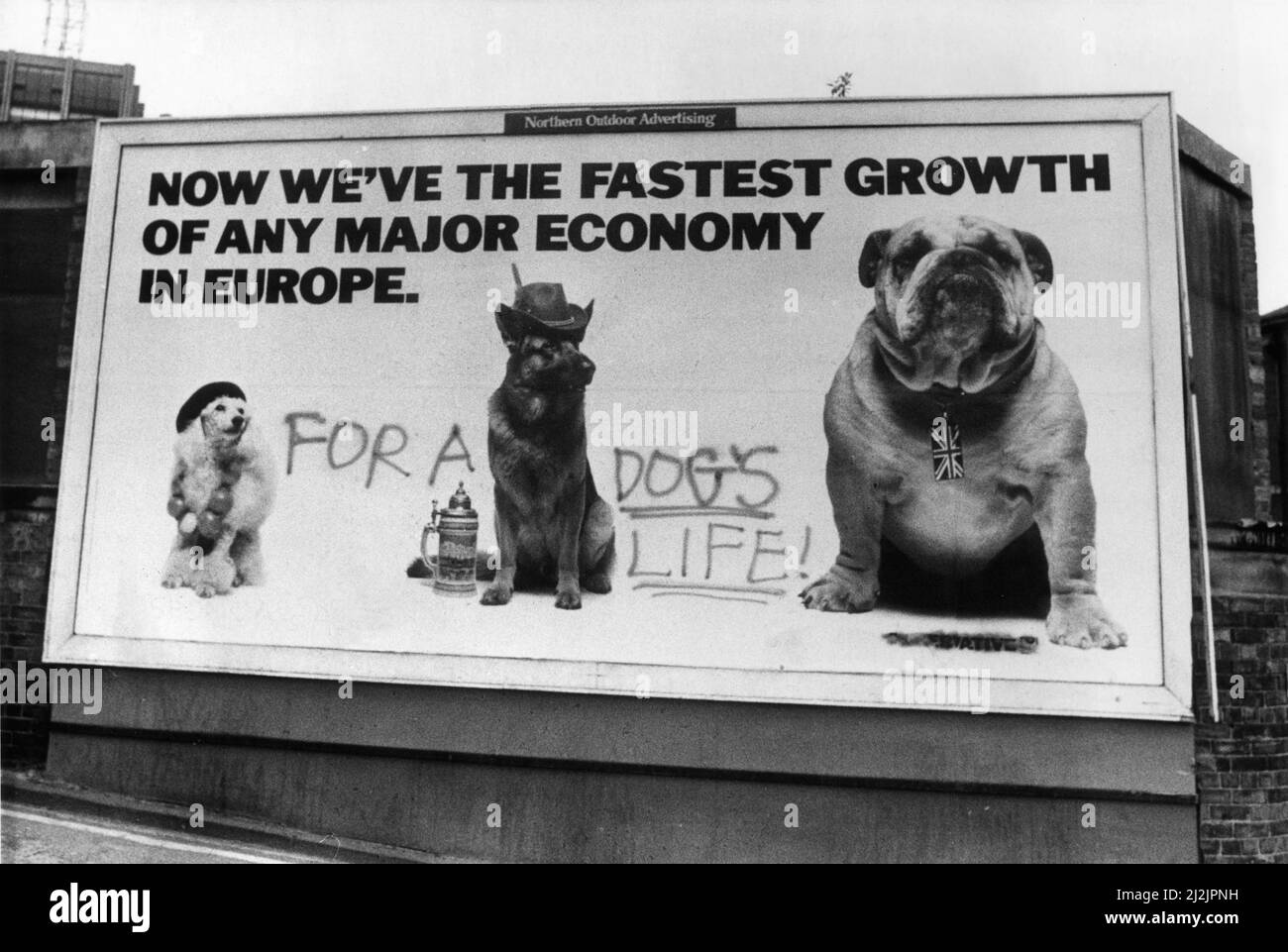 Graffiti auf dem Plakat der Regierung vor den Parlamentswahlen 1987. Das Plakat befindet sich im East End von Newcastle, Veröffentlicht am 28.. Mai 1987. Northern Outdoor Advertising. Für das Leben eines Hundes. Stockfoto