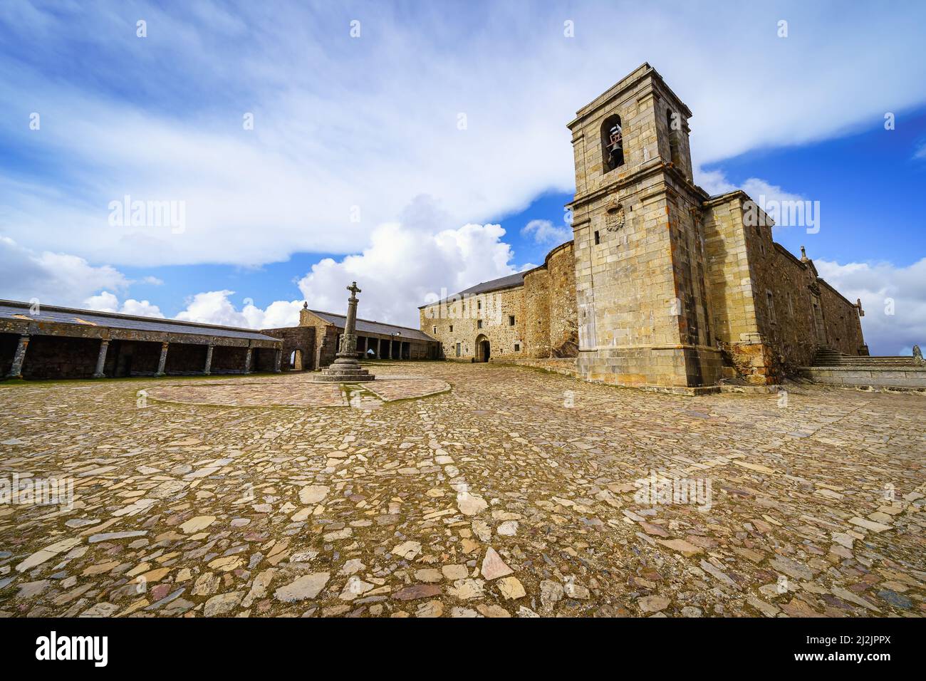 Esplanade am Eingang des Heiligtums der Sierra de Francia in Salamanca, Spanien. Stockfoto