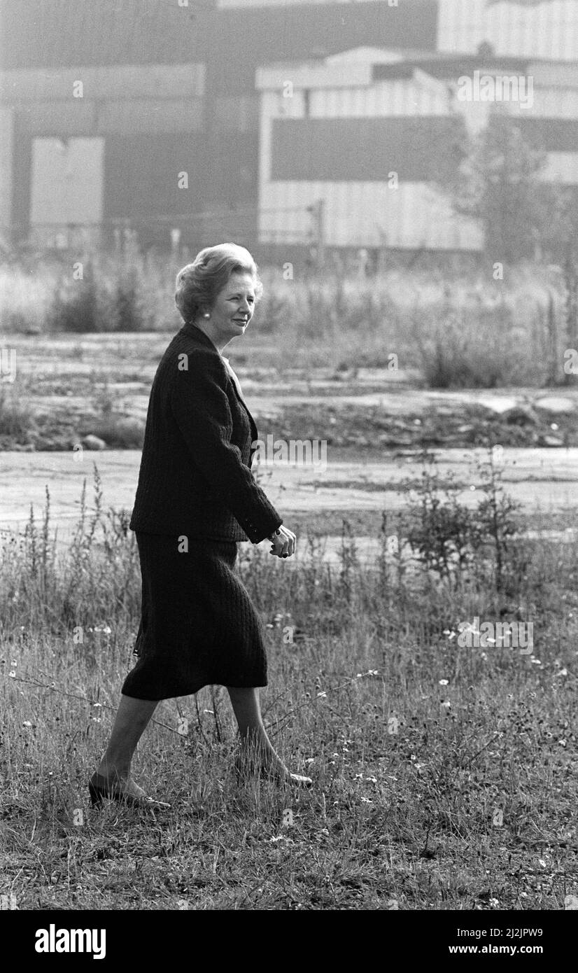 Premierministerin Margaret Thatcher Hier gesehen, was von der Head Wrightson-Arbeit in Thornaby, Middlesbrough, noch übrig ist die Premierministerin startete ihre innerstädtische Offensive auf Teesside mit dem Versprechen von 1.000 neuen Arbeitsplätzen. Die Teesside Urban Development Corporation kündigte neue Arbeitsplätze an, die von Unternehmen wie British Telecom, Northern Ocean Services, Nissan und anderen geschaffen wurden, sowie Pläne, die schließlich zur Schaffung der Tees Barrage, des Teesside Park-Einzelhandelszentrums und zur Sanierung der Marina Hartlepool führen würden. Margaret Thatcher kam mit einer Botschaft der Hoffnung in die Region? Aber sie sagte sie Stockfoto