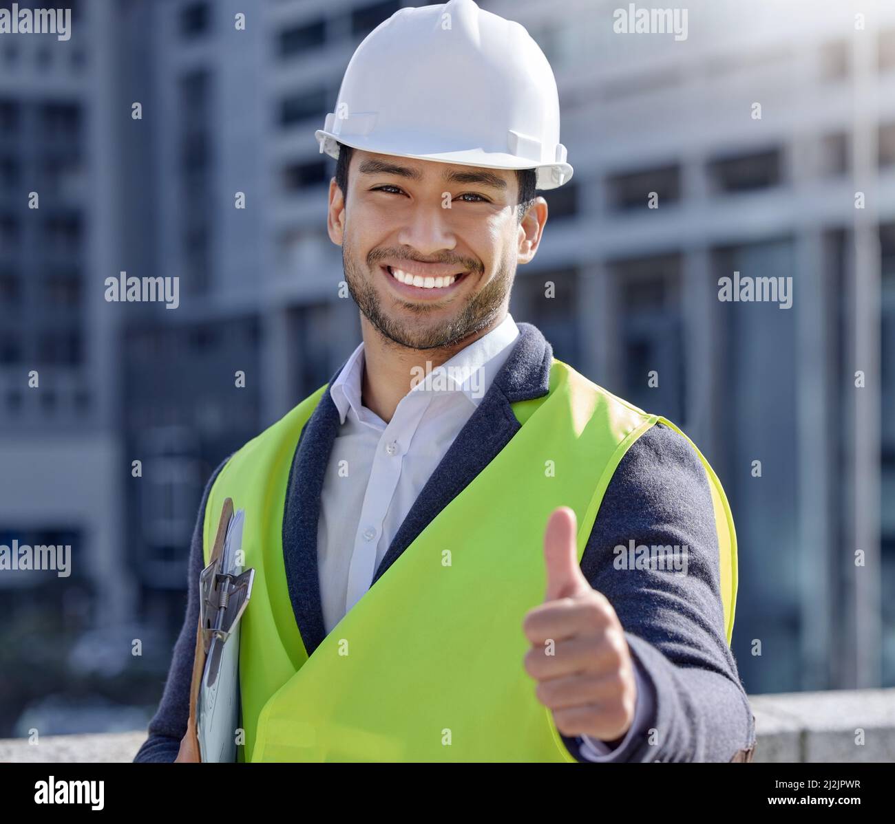 Geben Sie Kredit, wo es fällig ist. Aufnahme eines jungen Geschäftsmannes, der auf einer Baustelle arbeitet und den Daumen nach oben gibt. Stockfoto